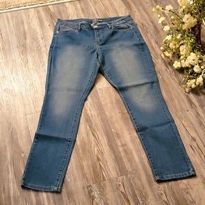 Medium blue wash denim 5 pocket skinny jeans.